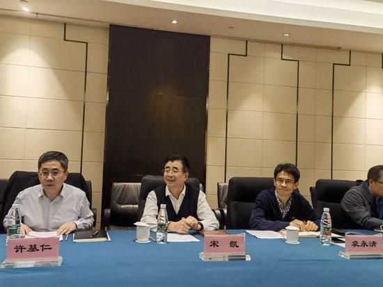 他把手机掏出来，发现竟然是李晓芬打来的电话。